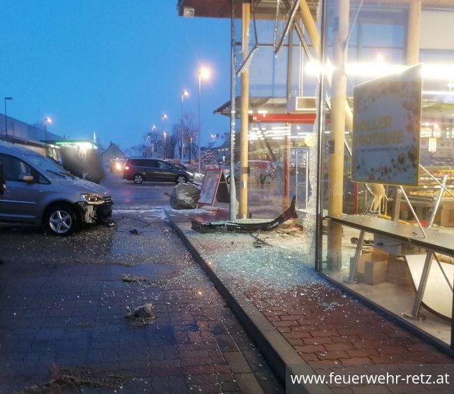 Foto 1, 19.01.2020, Technischer Einsatz - PKW in Glasfassade Foto 1, 19.01.2020, Technischer Einsatz - PKW in Glasfassade