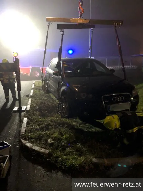 Foto 4, 02.01.2023, Technischer Einsatz - PKW-Bergung bei Parkplatz