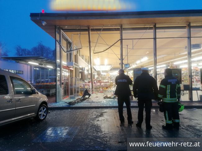 Foto 2, 19.01.2020, Technischer Einsatz - PKW in Glasfassade Foto 2, 19.01.2020, Technischer Einsatz - PKW in Glasfassade