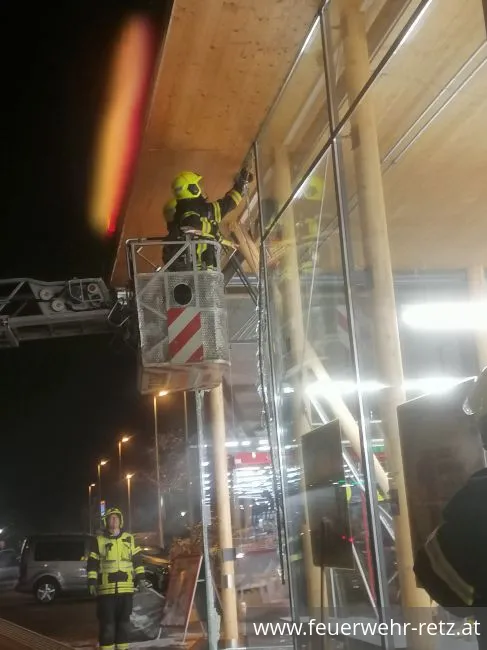 Foto 6, 19.01.2020, Technischer Einsatz - PKW in Glasfassade 