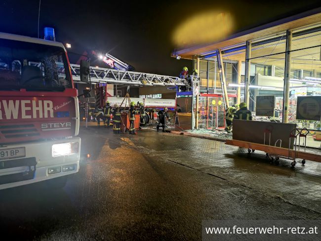 Foto 8, 19.01.2020, Technischer Einsatz - PKW in Glasfassade Foto 8, 19.01.2020, Technischer Einsatz - PKW in Glasfassade