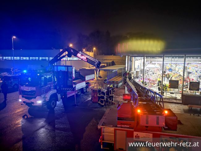 Foto 9, 19.01.2020, Technischer Einsatz - PKW in Glasfassade Foto 9, 19.01.2020, Technischer Einsatz - PKW in Glasfassade