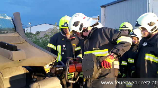 Foto 1, 19.09.2017, Übung mit neuen hydraulischen Rettungsgeräten - Ausbildungprüfung Technische Hilfeleistung mit realen Mitteln