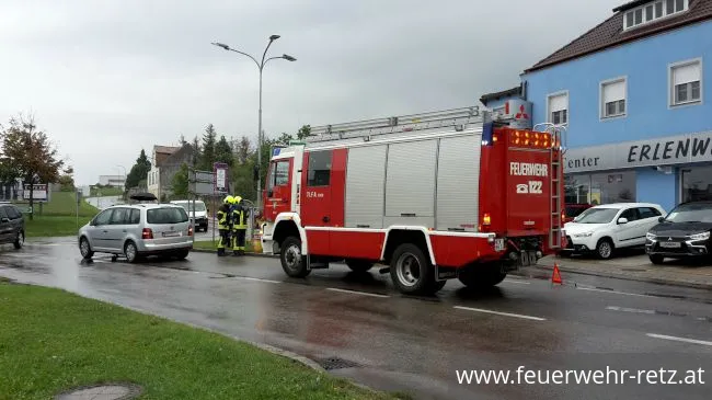 Foto 1, 19.09.2017, Schadstoffeinsatz - Straße auf mehreren Metern mit Öl verunreinigt Foto 1, 19.09.2017, Schadstoffeinsatz - Straße auf mehreren Metern mit Öl verunreinigt