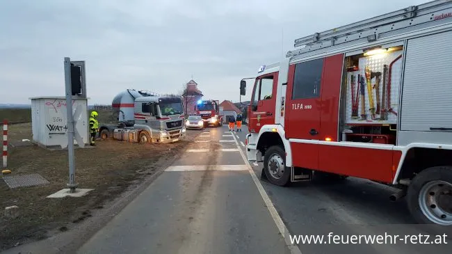 Foto 1, 07.12.2017, Technischer Einsatz - LKW-Bergung 