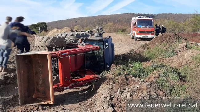 Foto 1, 13.11.2022, Technischer Einsatz - Traktorbergung
