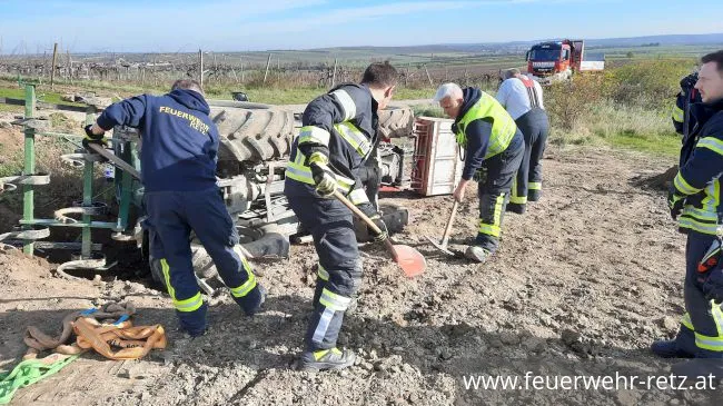 Foto 2, 13.11.2022, Technischer Einsatz - Traktorbergung