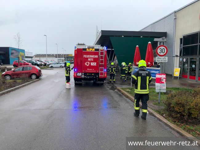 Foto 1, 25.11.2022, Schadstoffeinsatz - Betriebsmittel vor Einkaufszentrum ausgeflossen