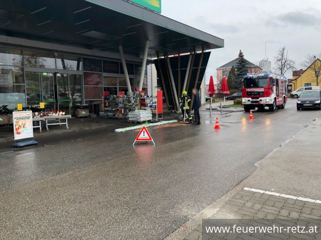 Foto 3, 25.11.2022, Schadstoffeinsatz - Betriebsmittel vor Einkaufszentrum ausgeflossen