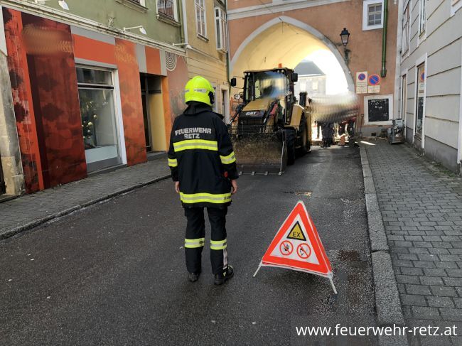 Foto 3, 28.12.2022, Technischer Einsatz - Auspumparbeiten am Hauptplatz