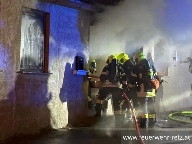 Foto 2, 26.03.2023, Brandeinsatz - Wohngebäude in Vollbrand