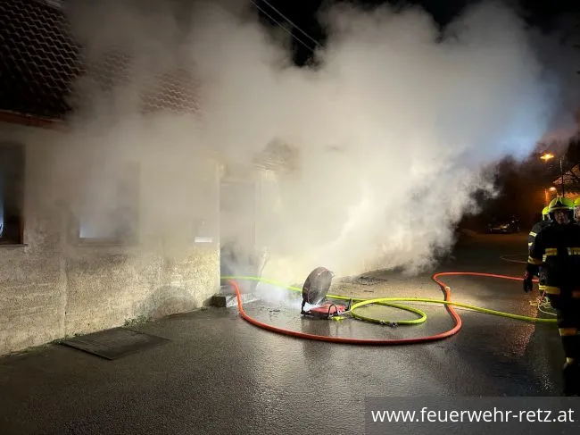 Foto 4, 26.03.2023, Brandeinsatz - Wohngebäude in Vollbrand