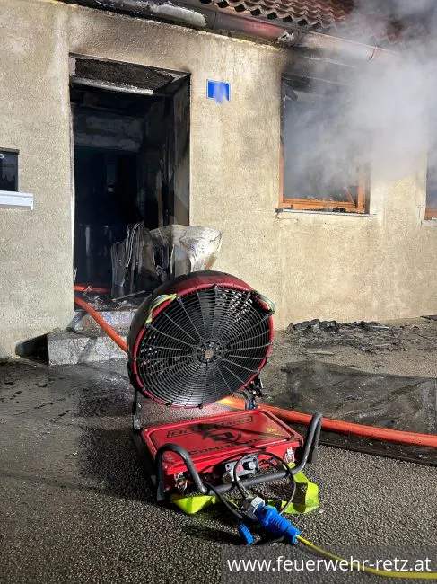 Foto 6, 26.03.2023, Brandeinsatz - Wohngebäude in Vollbrand