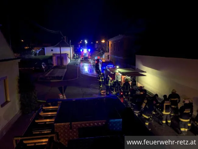 Foto 8, 26.03.2023, Brandeinsatz - Wohngebäude in Vollbrand