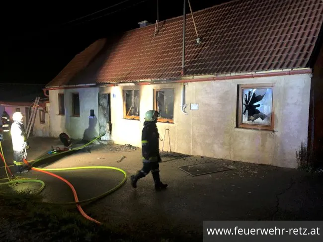 Foto 11, 26.03.2023, Brandeinsatz - Wohngebäude in Vollbrand