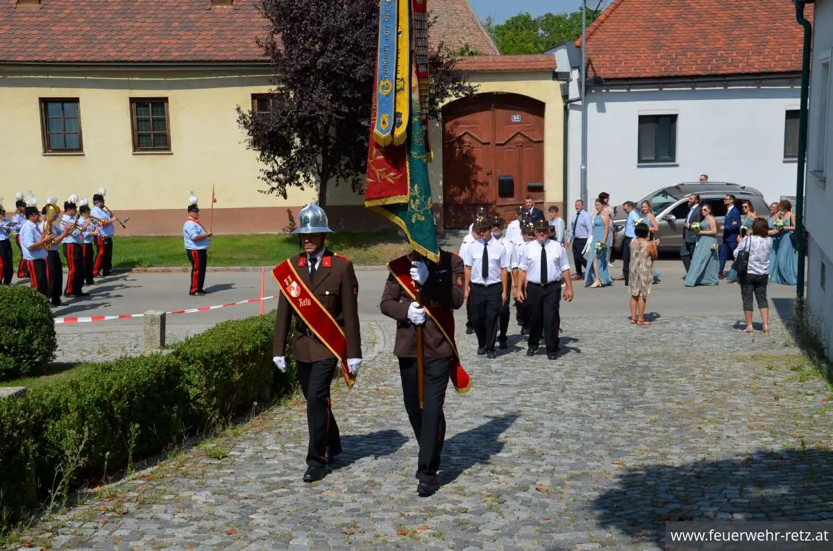 Foto 2, 21.08.2023, Feuerwehrhochzeit - Oberfeuerwehrmann Michael Bazala hat geheiratet