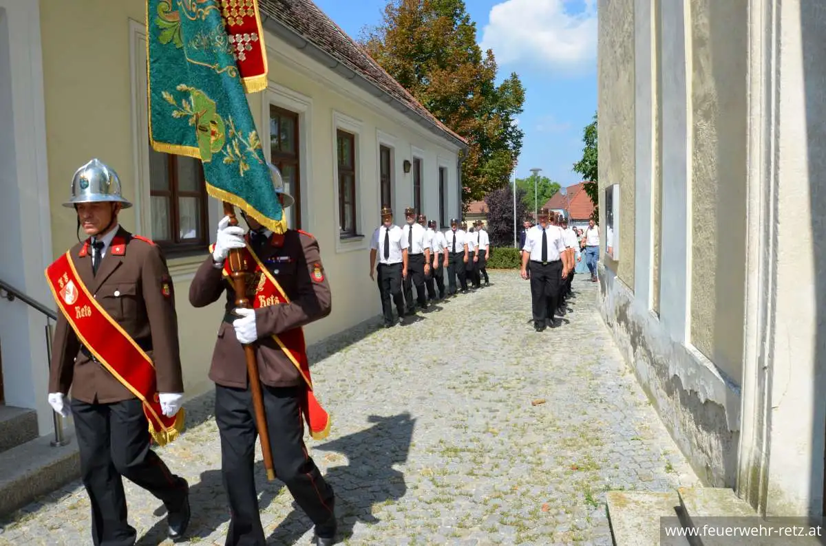 Foto 4, 21.08.2023, Feuerwehrhochzeit - Oberfeuerwehrmann Michael Bazala hat geheiratet