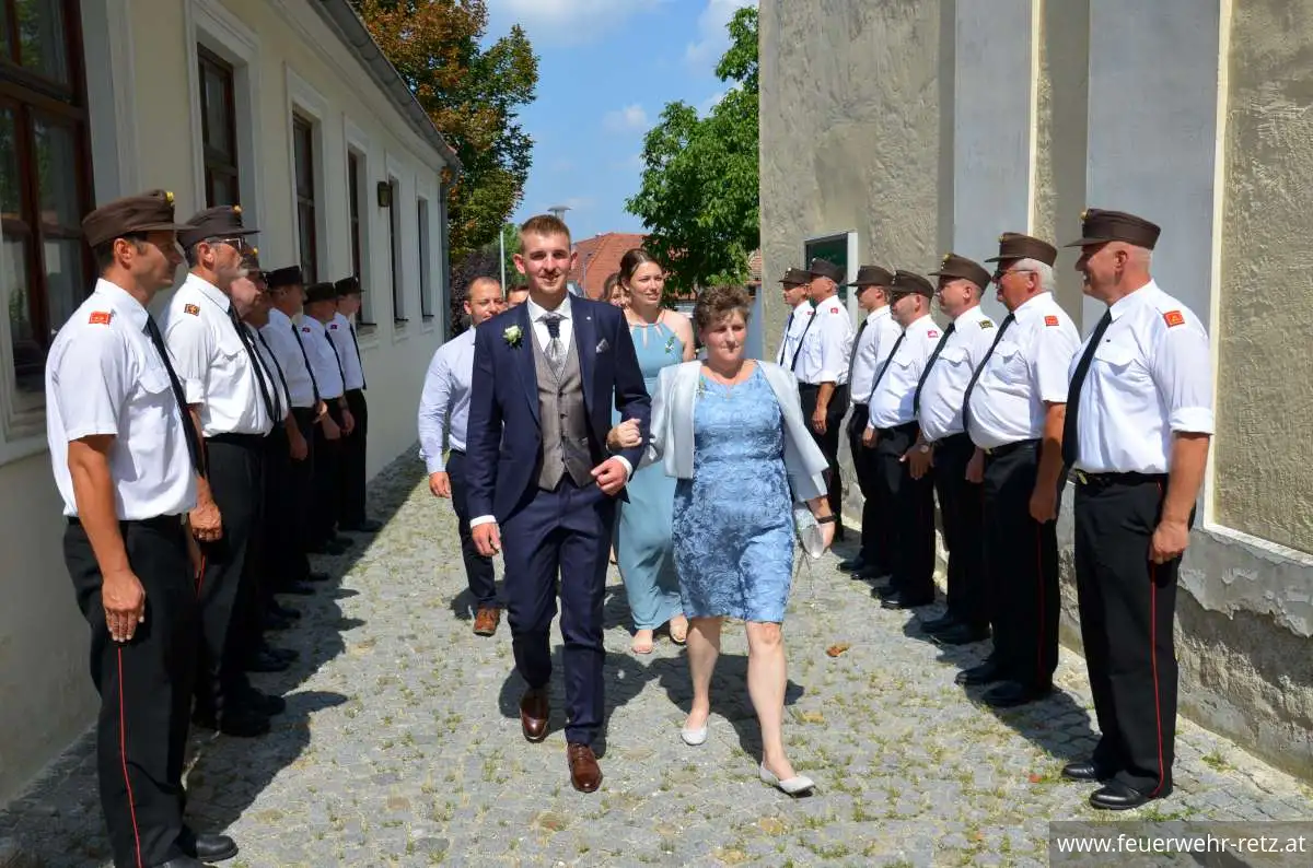 Foto 5, 21.08.2023, Feuerwehrhochzeit - Oberfeuerwehrmann Michael Bazala hat geheiratet
