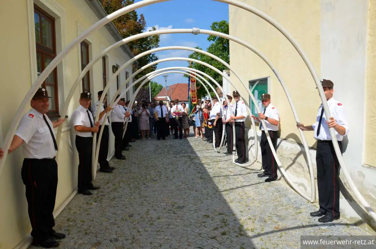 Foto 7, 21.08.2023, Feuerwehrhochzeit - Oberfeuerwehrmann Michael Bazala hat geheiratet