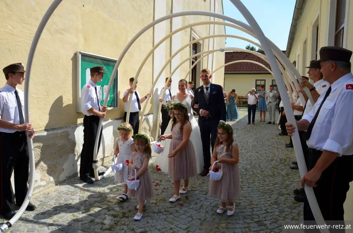 Foto 8, 21.08.2023, Feuerwehrhochzeit - Oberfeuerwehrmann Michael Bazala hat geheiratet