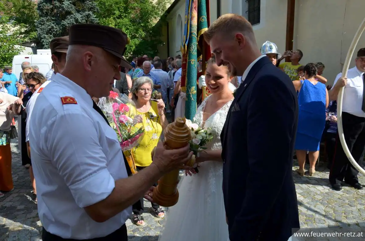 Foto 9, 21.08.2023, Feuerwehrhochzeit - Oberfeuerwehrmann Michael Bazala hat geheiratet