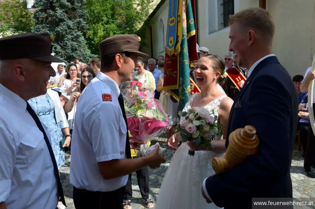 Foto 10, 21.08.2023, Feuerwehrhochzeit - Oberfeuerwehrmann Michael Bazala hat geheiratet