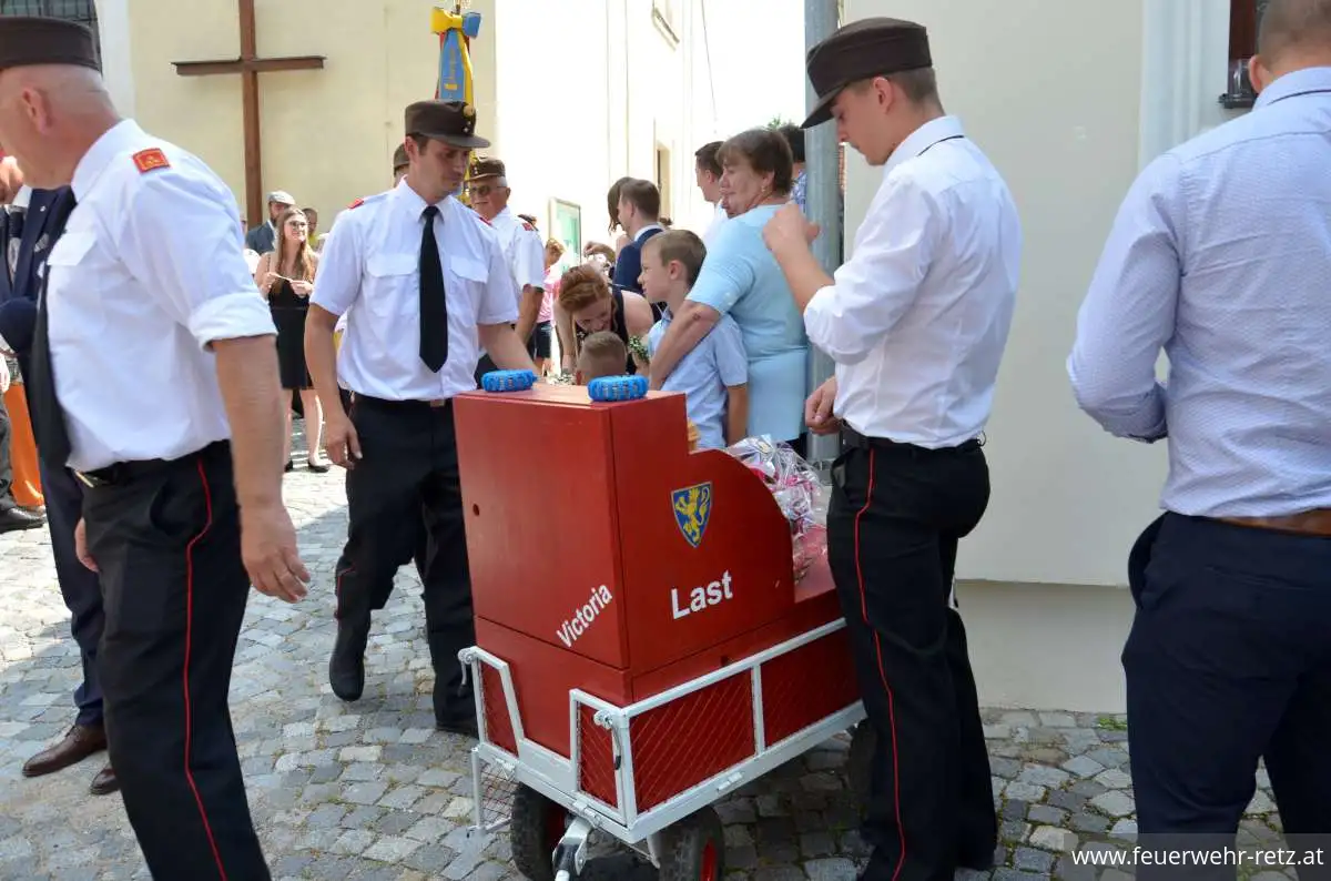 Foto 11, 21.08.2023, Feuerwehrhochzeit - Oberfeuerwehrmann Michael Bazala hat geheiratet