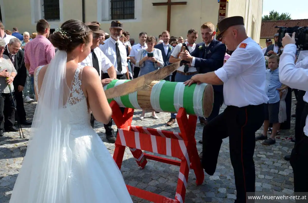 Foto 12, 21.08.2023, Feuerwehrhochzeit - Oberfeuerwehrmann Michael Bazala hat geheiratet