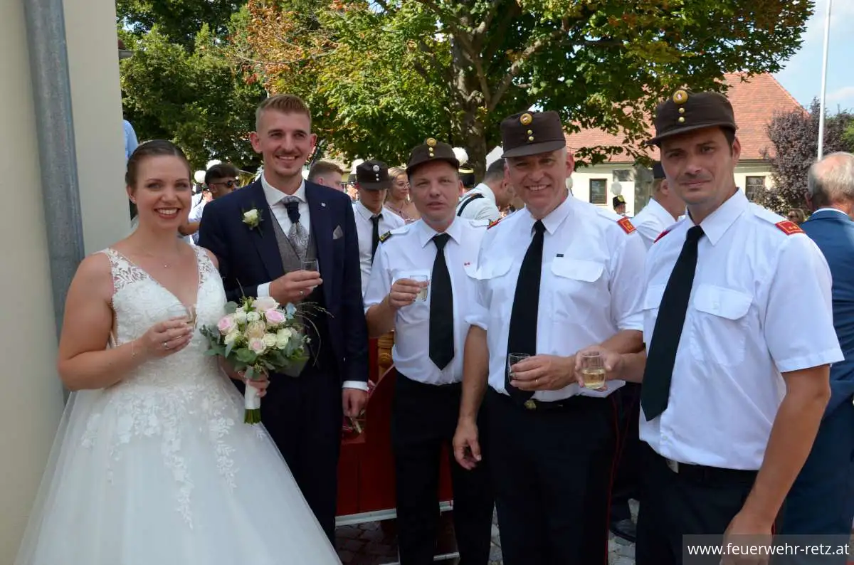 Foto 13, 21.08.2023, Feuerwehrhochzeit - Oberfeuerwehrmann Michael Bazala hat geheiratet