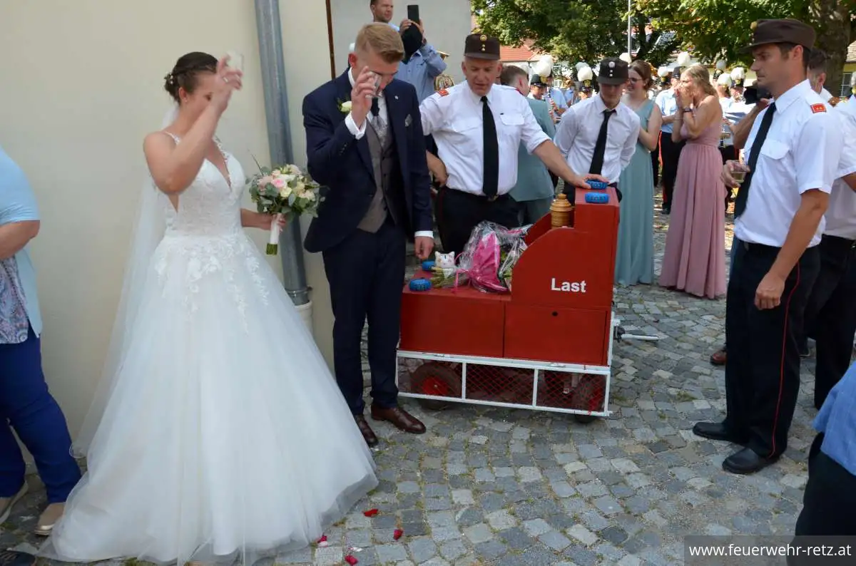 Foto 14, 21.08.2023, Feuerwehrhochzeit - Oberfeuerwehrmann Michael Bazala hat geheiratet
