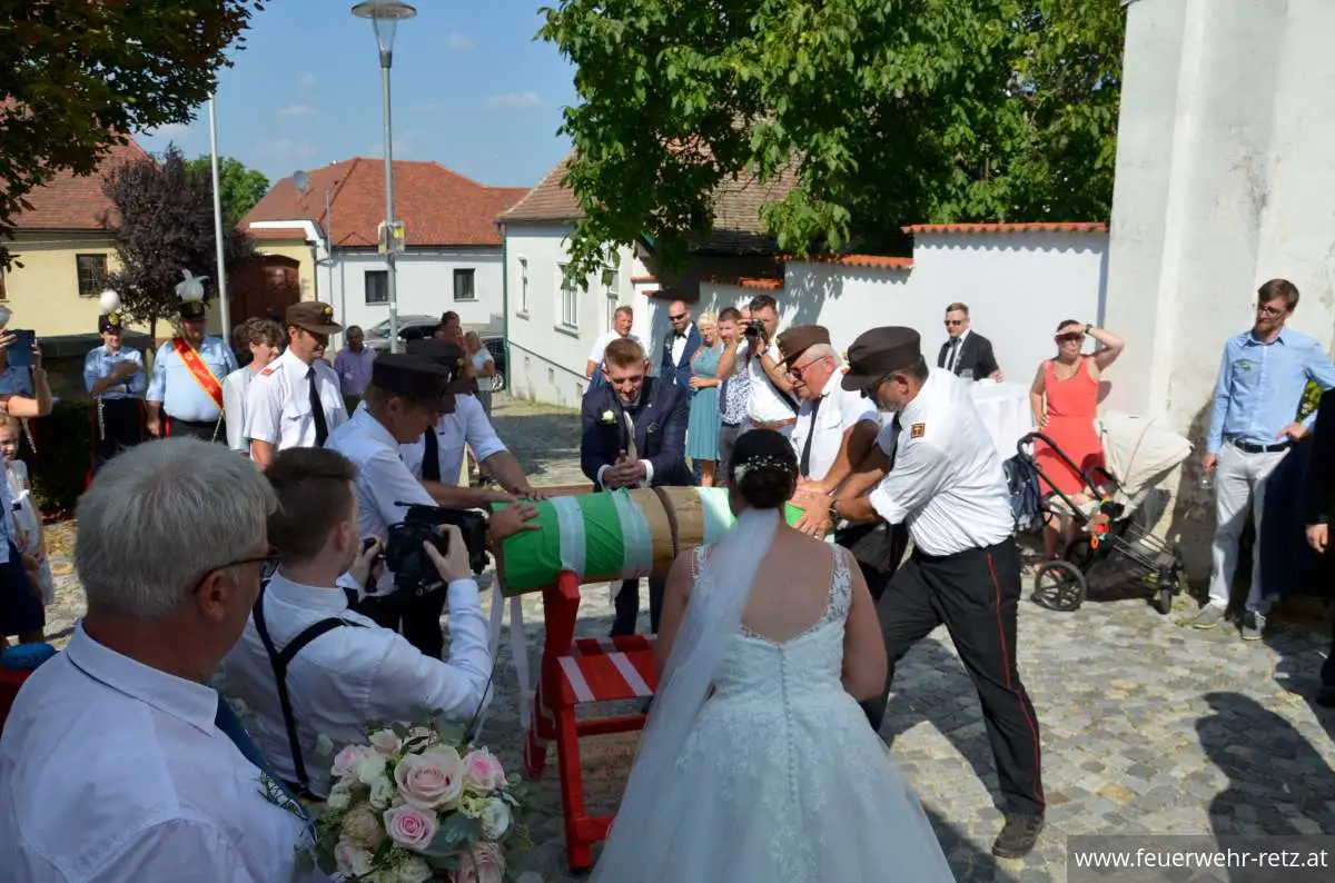 Foto 15, 21.08.2023, Feuerwehrhochzeit - Oberfeuerwehrmann Michael Bazala hat geheiratet