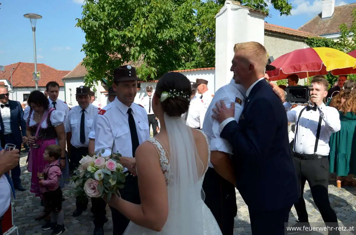 Foto 17, 21.08.2023, Feuerwehrhochzeit - Oberfeuerwehrmann Michael Bazala hat geheiratet