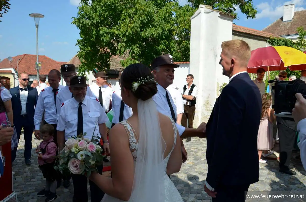 Foto 18, 21.08.2023, Feuerwehrhochzeit - Oberfeuerwehrmann Michael Bazala hat geheiratet