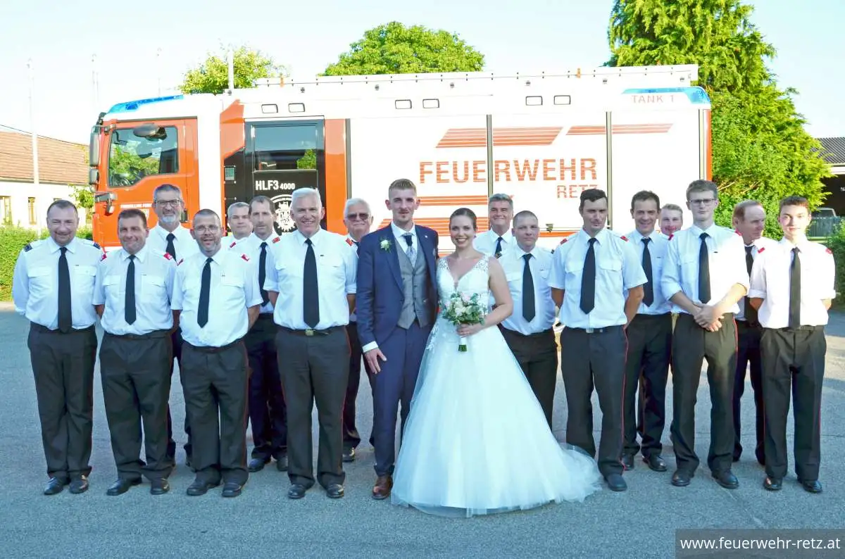 Foto 19, 21.08.2023, Feuerwehrhochzeit - Oberfeuerwehrmann Michael Bazala hat geheiratet