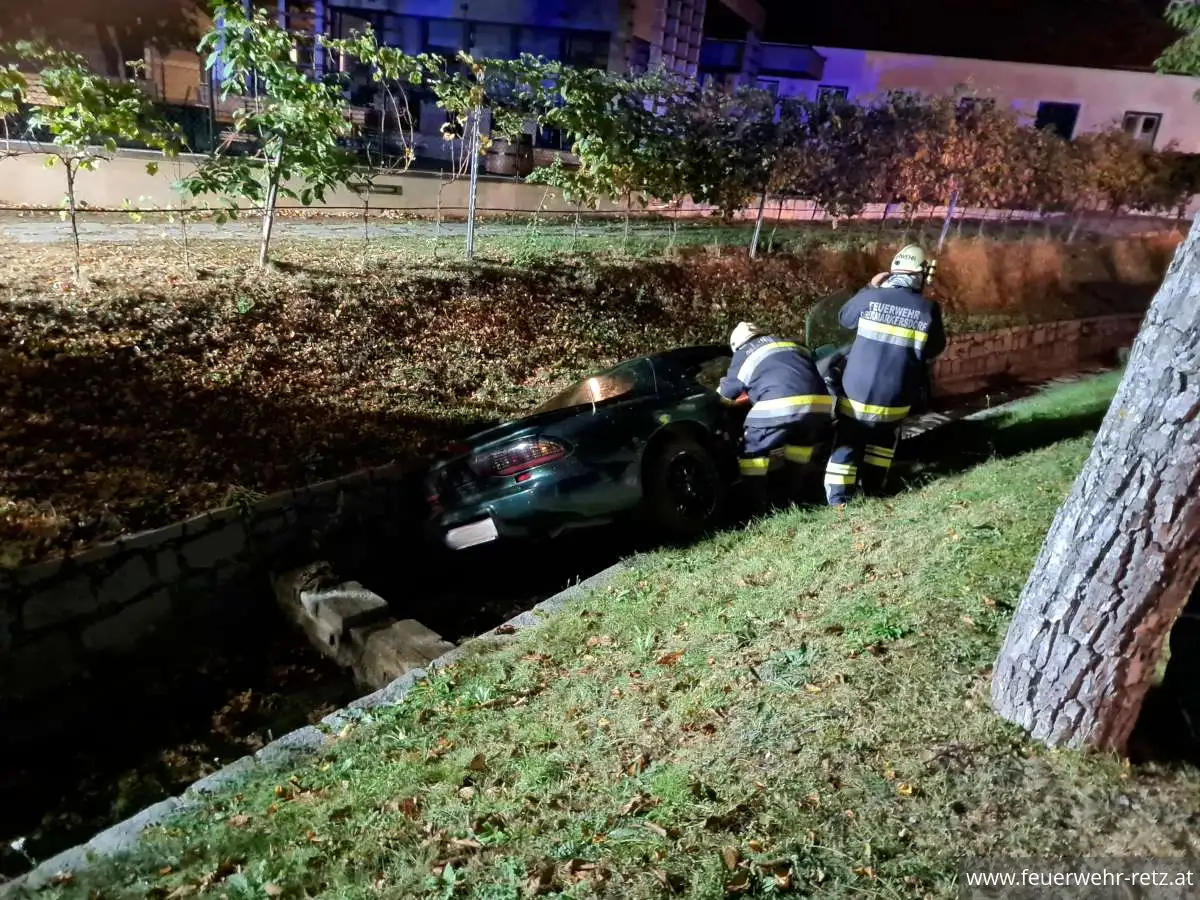 Foto 1, 17.10.2023, Technischer Einsatz - Fahrzeugbergung