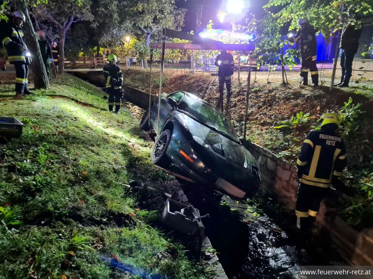 Foto 2, 17.10.2023, Technischer Einsatz - Fahrzeugbergung