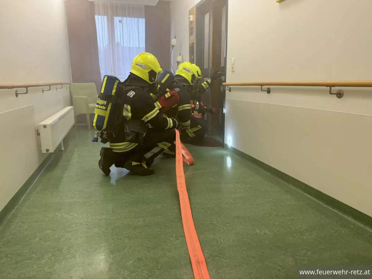 Foto 5, 19.11.2023, Branddienstübung im Pflegezentrum Retz