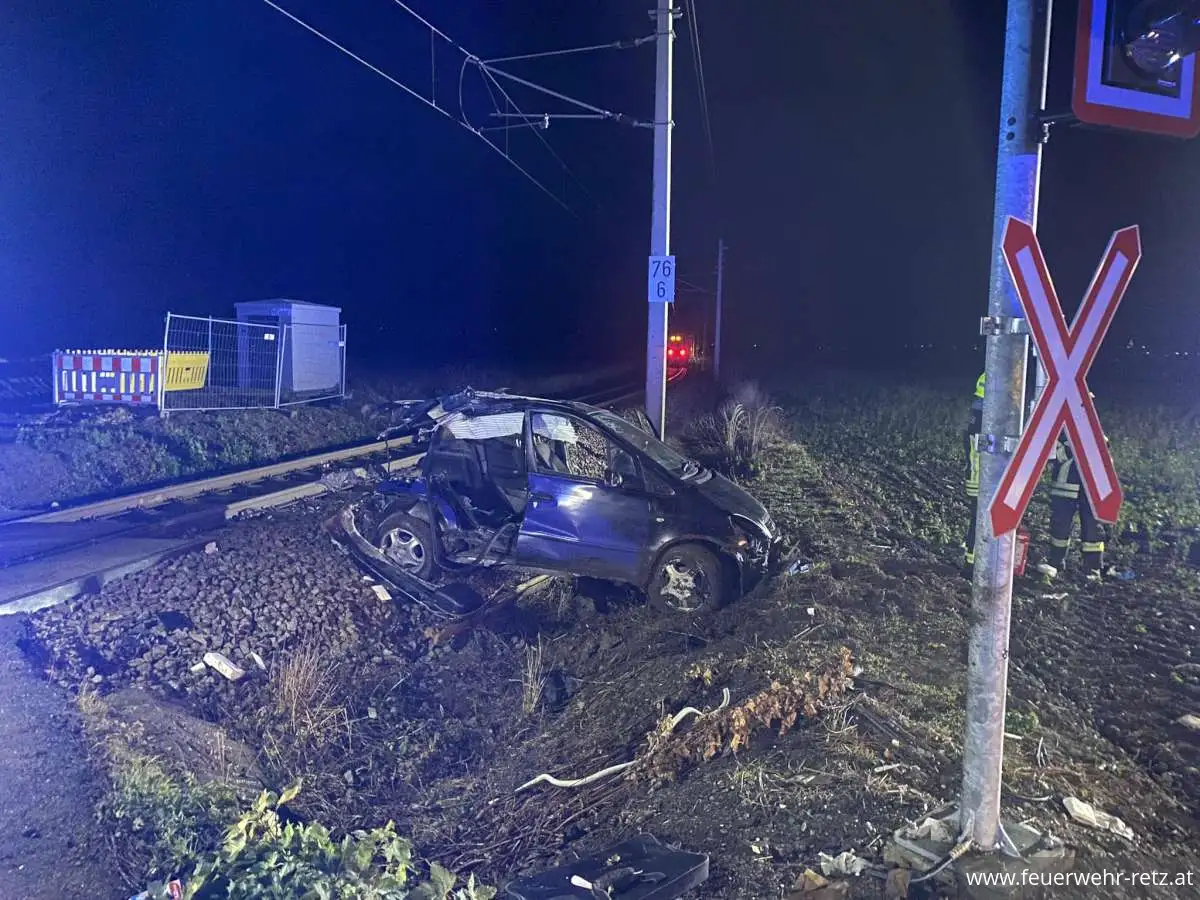 Foto 1, 20.11.2023, Technischer Einsatz - PKW von Zug erfasst