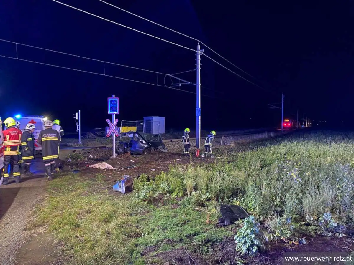 Foto 2, 20.11.2023, Technischer Einsatz - PKW von Zug erfasst