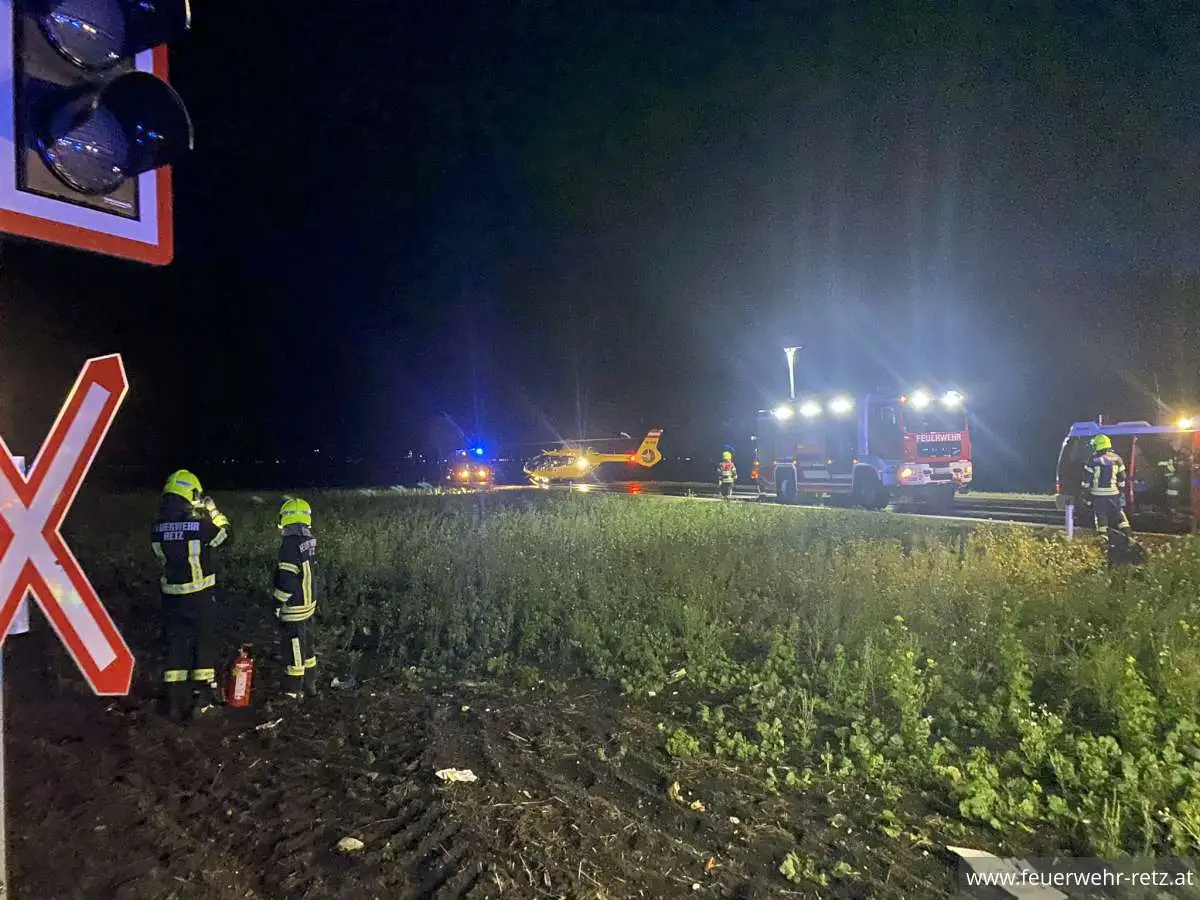 Foto 3, 20.11.2023, Technischer Einsatz - PKW von Zug erfasst
