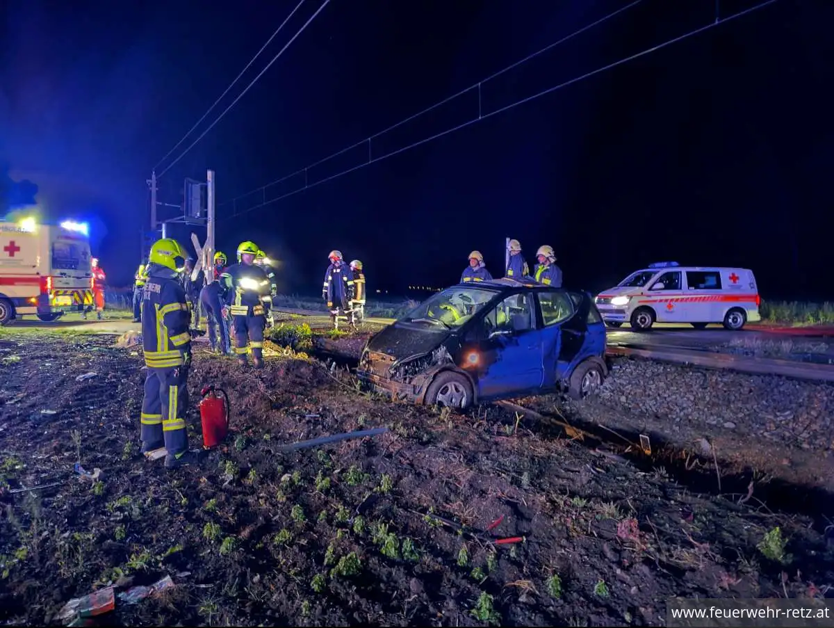 Foto 4, 20.11.2023, Technischer Einsatz - PKW von Zug erfasst