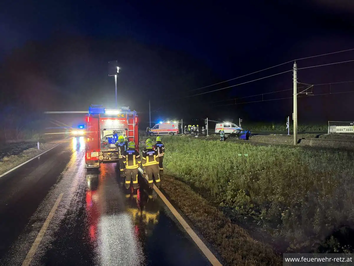 Foto 5, 20.11.2023, Technischer Einsatz - PKW von Zug erfasst