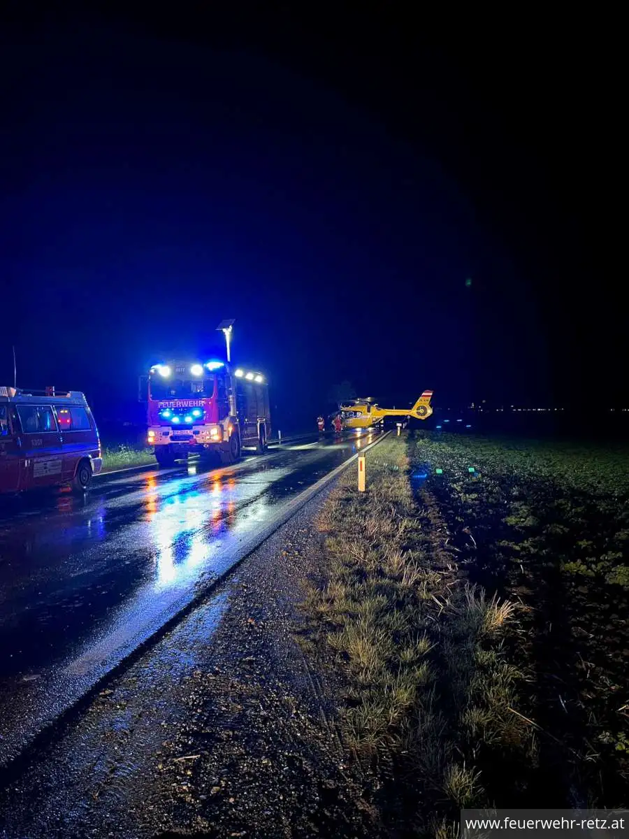 Foto 6, 20.11.2023, Technischer Einsatz - PKW von Zug erfasst