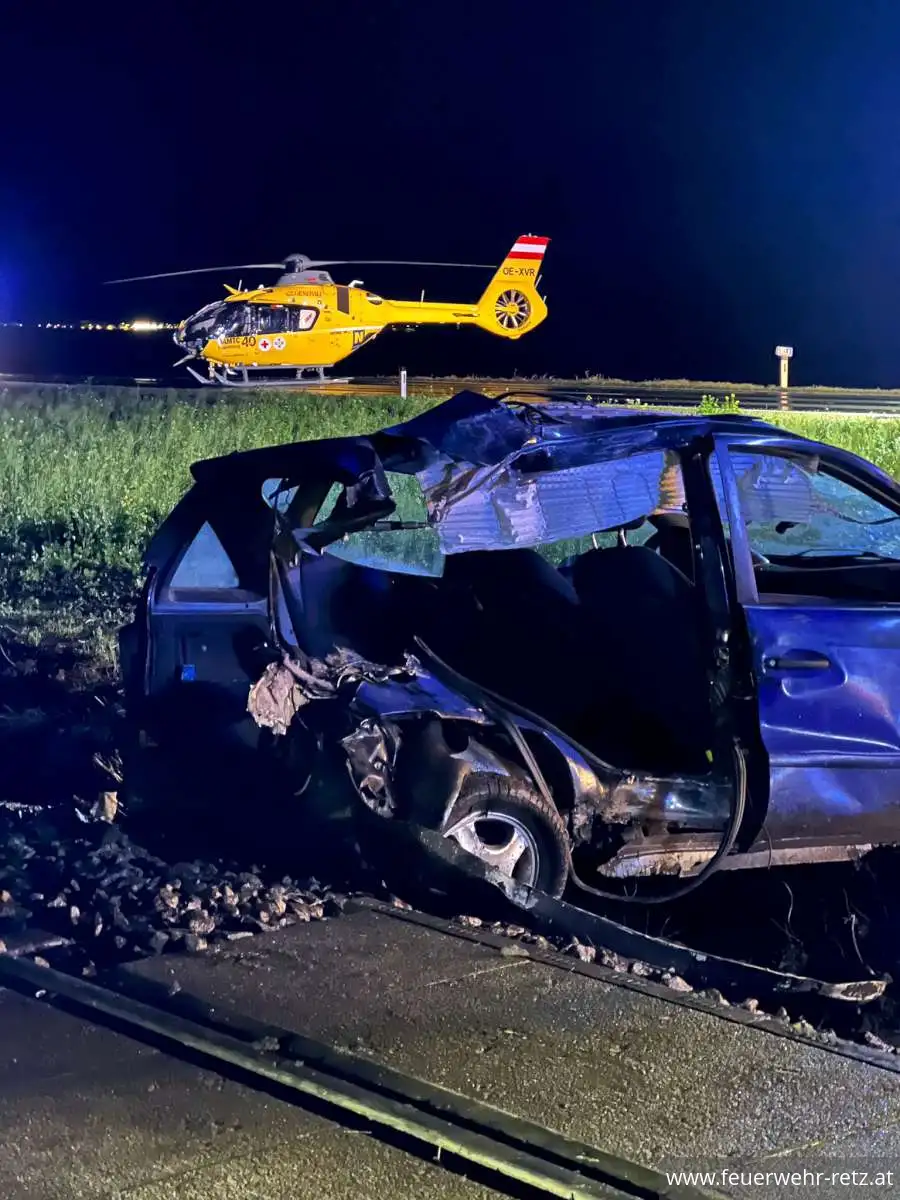 Foto 7, 20.11.2023, Technischer Einsatz - PKW von Zug erfasst