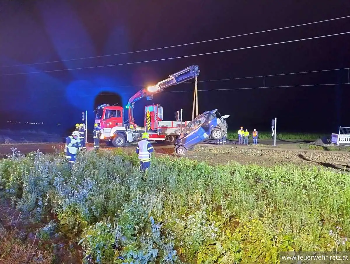 Foto 8, 20.11.2023, Technischer Einsatz - PKW von Zug erfasst