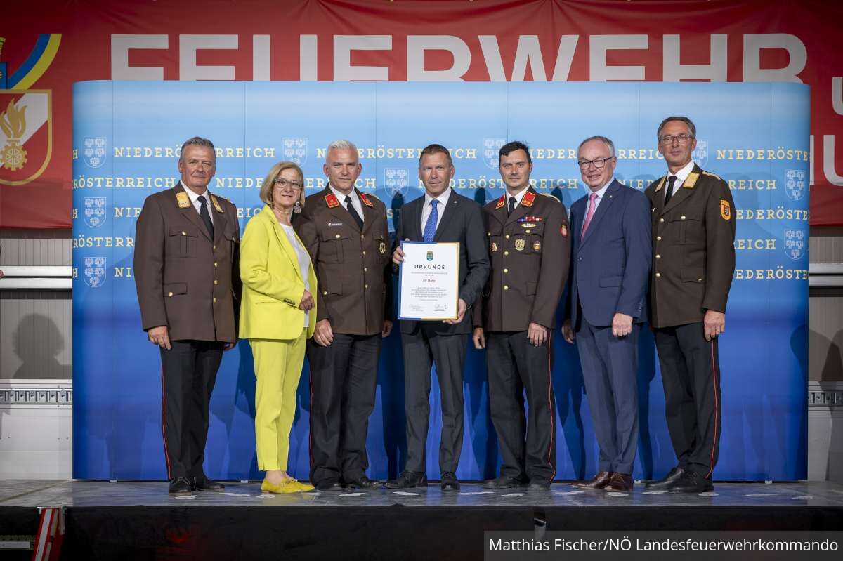 Foto 1, 27.05.2024, Jubiläums Feuerwehren ausgezeichnet - FF-Retz - 150-jähriges Gründungsjahr