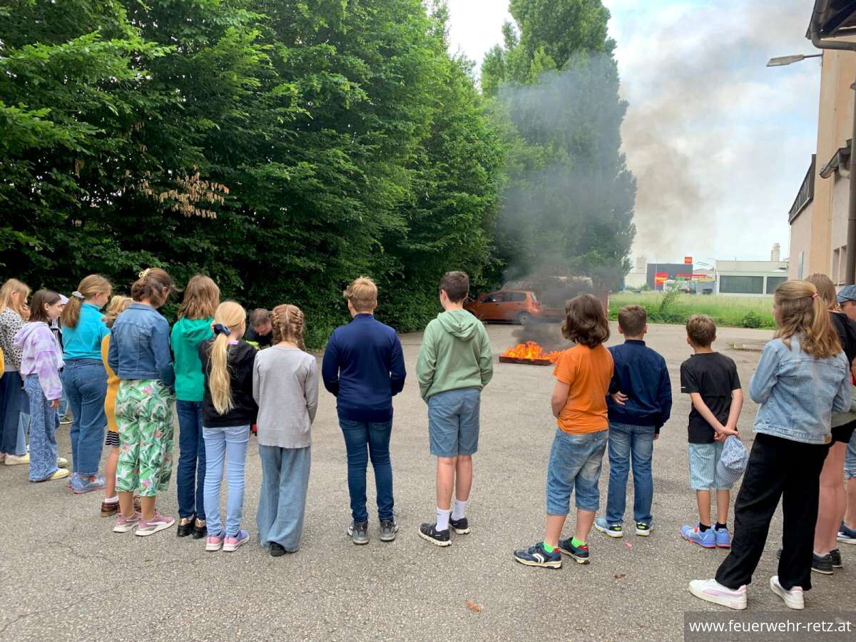 Foto 1, 05.06.2024, Volksschule Retz zu Besuch bei der Feuerwehr