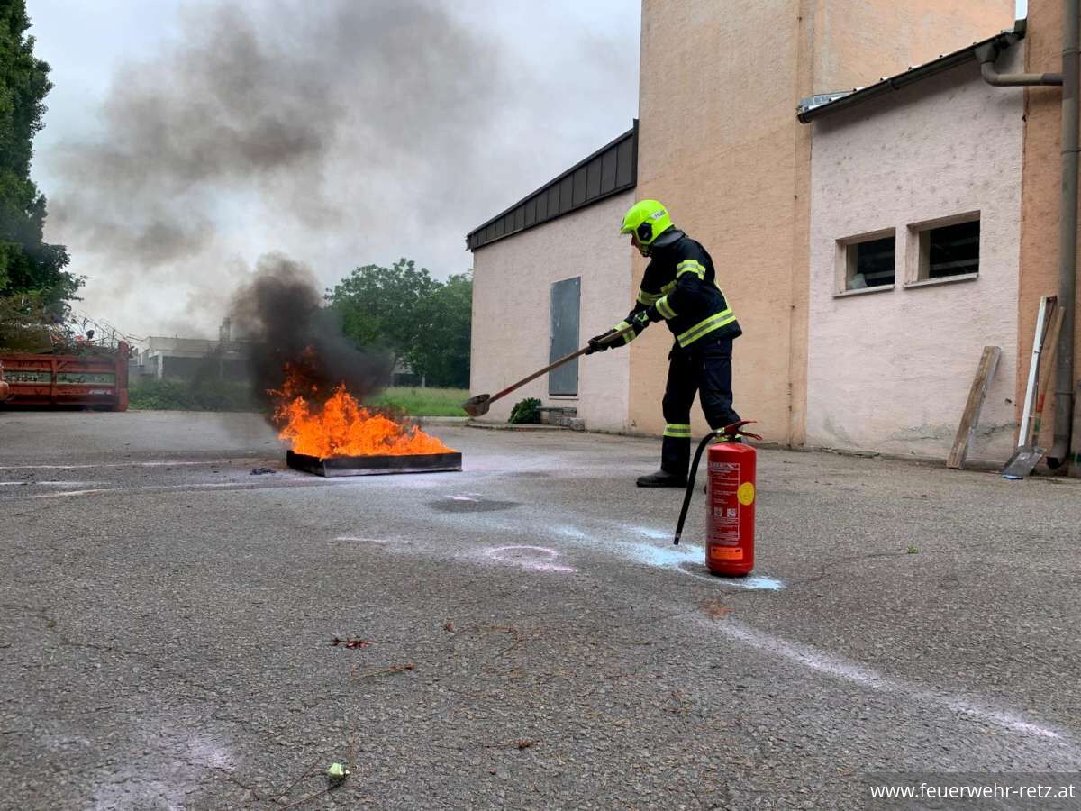Foto 2, 05.06.2024, Volksschule Retz zu Besuch bei der Feuerwehr