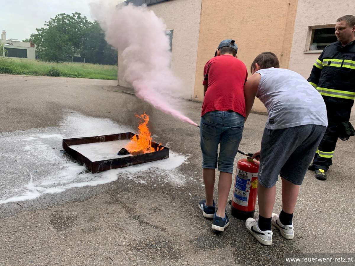 Foto 3, 05.06.2024, Volksschule Retz zu Besuch bei der Feuerwehr