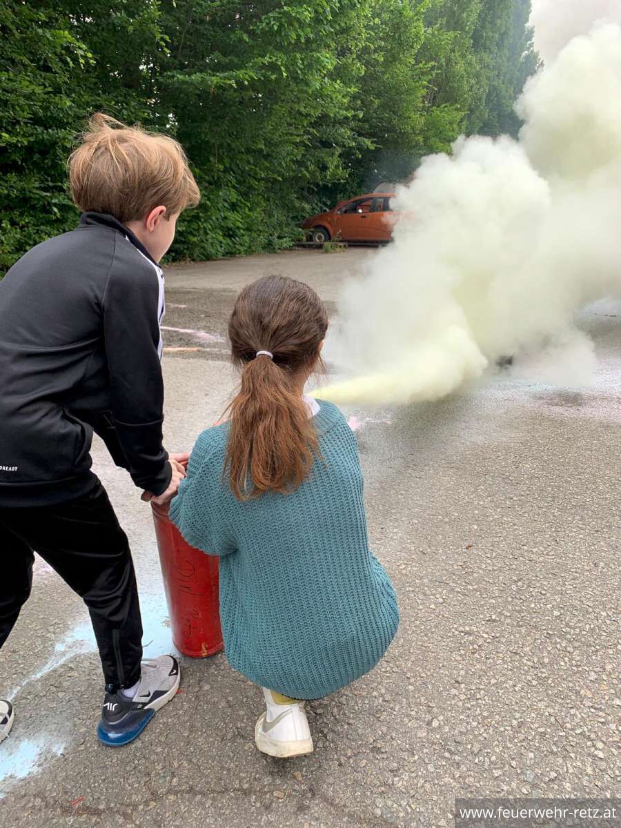 Foto 4, 05.06.2024, Volksschule Retz zu Besuch bei der Feuerwehr